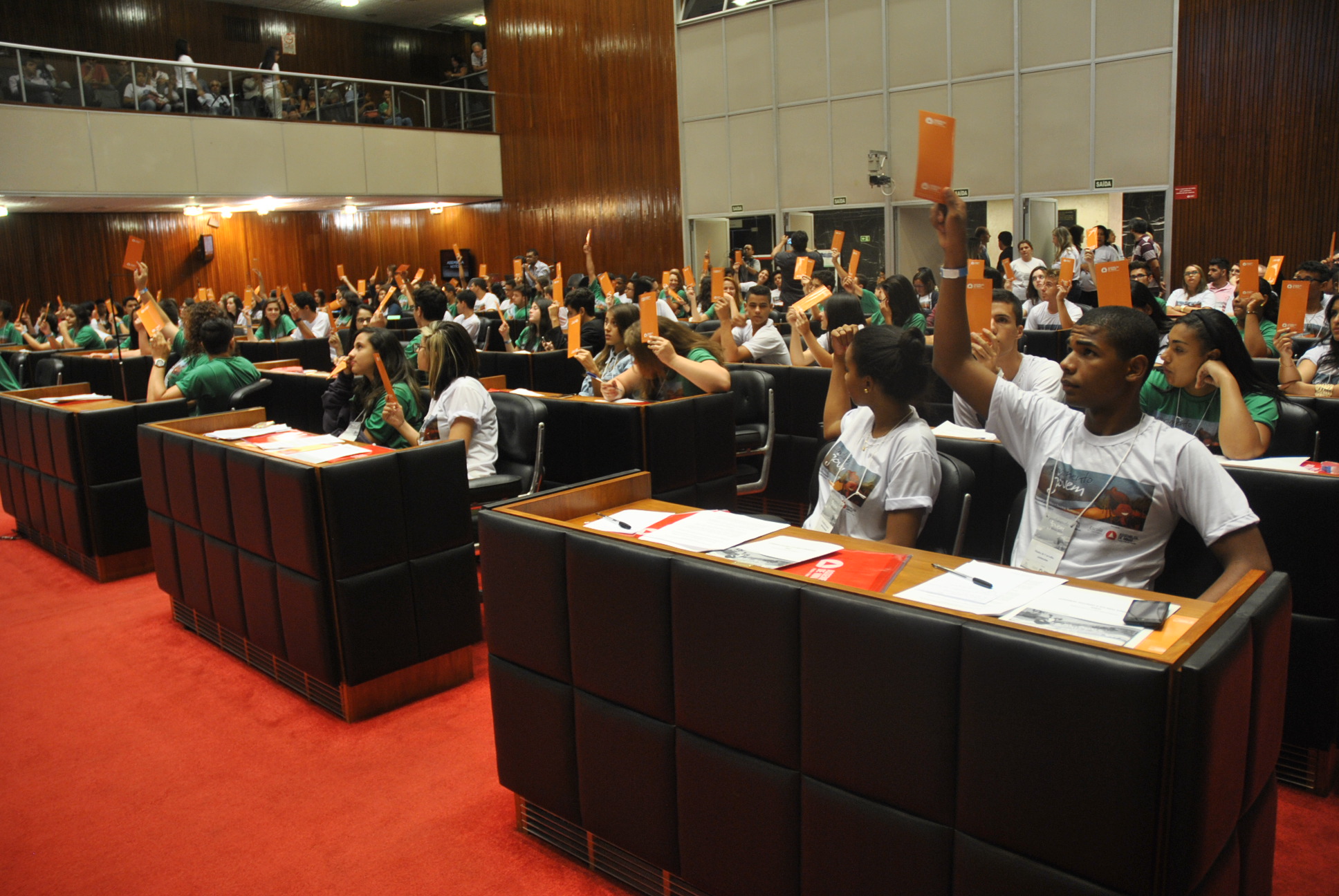 Participantes durante votação no projeto