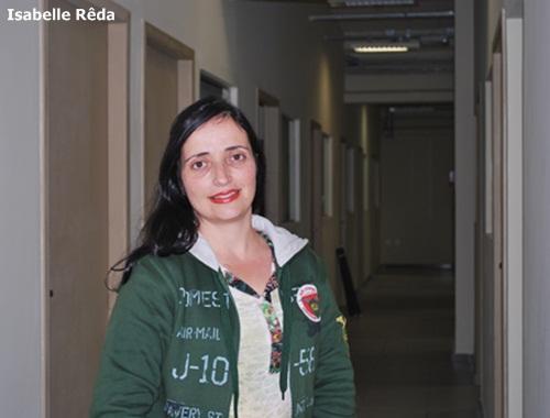 A funcionria Luciana Ribeiro, em um dos ambientes reformados