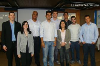 O coordenador do MIC (à esquerda), professor Sandro Jerônimo, com os gestores das startups e a representante da Microsoft (à direita), Silvia Valadares