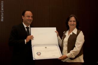 O presidente da OAB-MG, Luís Cláudio Chaves, entrega o selo <i>OAB Recomenda</i> à professora Maria Emília Naves Nunes, coordenadora do colegiado