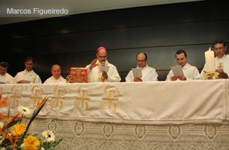 Dom Joaquim Mol celebra missa de Pscoa, no <i>campus</i> Corao Eucarstico, com padres e diconos, professores da Universidade