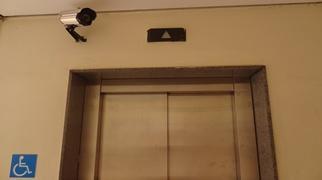 Equipamento de vídeo foi instalado dentro e fora de elevadores