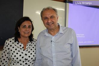 Os professores Maria Jos Mattos e Odil Pinto se renem com membros dos colegiados