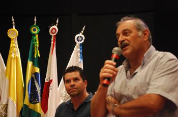 O palestrante, professor Adriano Ventura (esq.) e o coordenador regional de Ação Pastoral Universitária, professor Salustiano Gomez