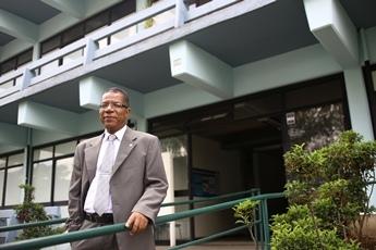 O pr-reitor do campus, professor Robson dos Santos Marques, em frente ao prdio 6, o primeiro a ser construdo e onde tudo comeou