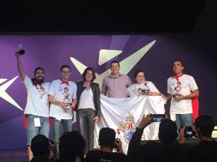 Alunos vencedores comemoram premiação junto com o professor mentor do projeto, Sandro Jerônimo (centro)