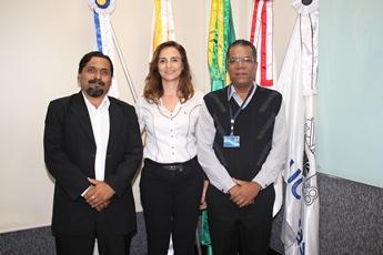 O secretrio de Direitos Humanos e Cidadania do municpio de Contagem, Lo Moreira, com os professores Glucia Pinheiro da Silva e Robson dos Santos Marques