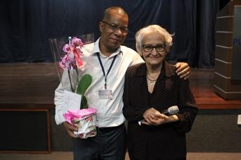Professora Maria de Lourdes Gouveia comentou o filme exibido e recebeu, do Professor Robson, uma homenagem por sua participao