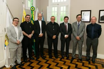 Bispo foi recebido por membros da administrao superior da Universidade
