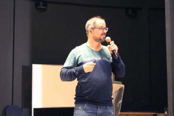 O funcionário Pablo Ribeiro realizou palestra sobre resiliência