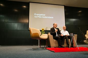 O reitor Dom Mol e o chefe do Departamento de Teologia, professor frei Luiz Antnio Pinheiro