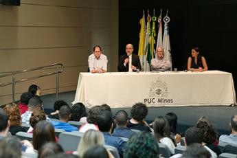 O reitor Dom Mol (centro), ao lado dos professores Robertson Mayrink e Mozahir Salomo e Ana Carolina Amaral, coordenadora da E-motion
