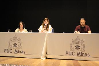 Professora Myrna P. de Figueiredo com os coordenadores de Extensão, professores Carolina Costa Resende e Pedro Ivo Alexandre de Oliveira