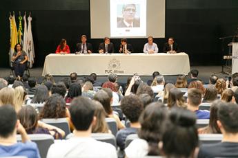 O professor Paulo Roberto de Sousa (camisa clara), ao lado dos docentes e aluna da FMD