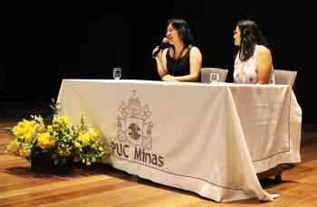 A pró-reitora ajunta da Unidade, professora Lucila Ishitani, e a coordenadora do Curso de Nutrição, professora Sabrina Alves Ramos