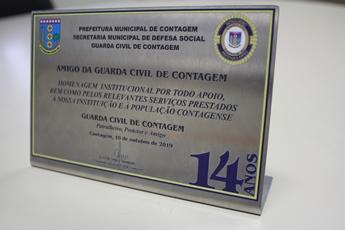Placa  em reconhecimento aos servios prestados pela PUC Minas  comunidade
