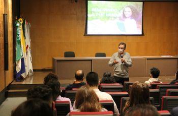 Durante a acolhida, alunos receberam informaes institucionais