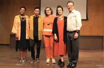 Da esquerda para a direita, Daniele Fernandes, Cssio Colcio, professora Claudia, Brbara Oliveira e professor Eugenio  