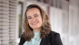 Prof. Carolina Resende é doutora e mestre em Psicologia 